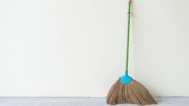 Con una escoba y un ingrediente de tu cocina, prepará este poderoso ritual para atraer la abundancia a tu casa