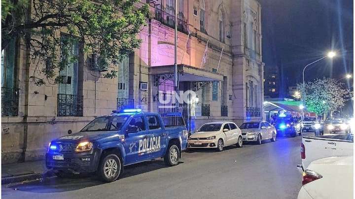 Una violenta balacera en barrio Centenario terminó con un joven asesinado y otro herido grave