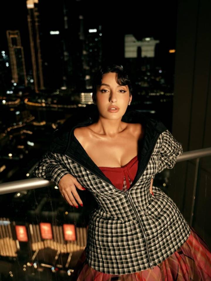 Pics: Dilbar Girl Heats Up Dubai!
