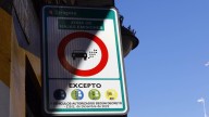 La DGT advierte: cambios inminentes en las pegatinas de los coches ante las Zonas de Bajas Emisiones