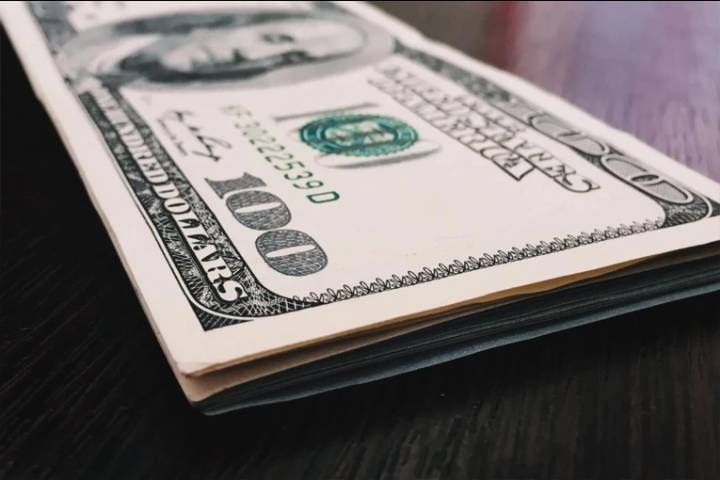 El dólar oficial volvió a ceder y cerró por debajo de los 1400 pesos
