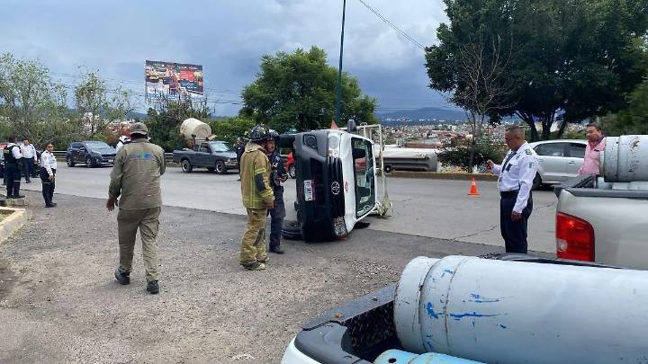 Protección Civil y Policía Morelia atienden volcadura de una pipa de gas en el Libramiento
