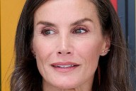 El look ideal de la reina Letizia en la inauguración del curso escolar (mientras anima a los alumnos a leer)