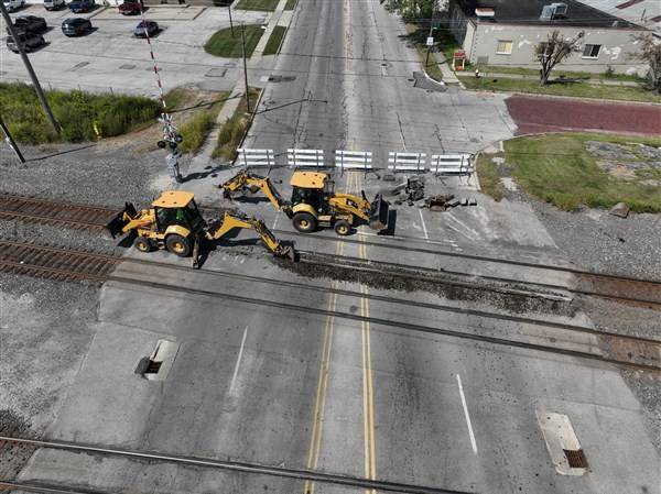 Sylvania, Phillips avenues both closed west of Detroit Avenue for railroad work