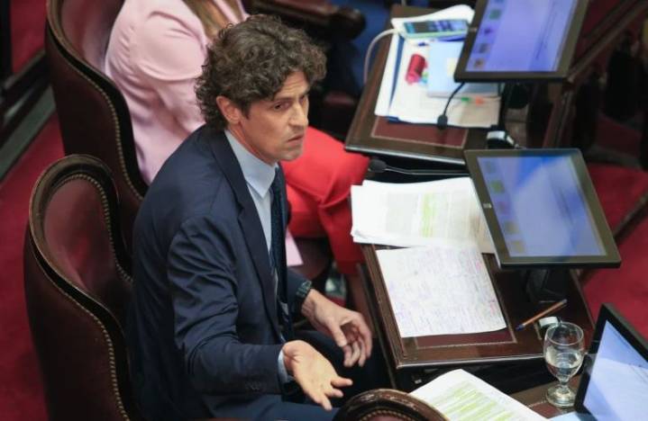 Lousteau acusó a Milei: “Bajó y subió retenciones en 72 horas y se endeudó al 700% anual en dólares”