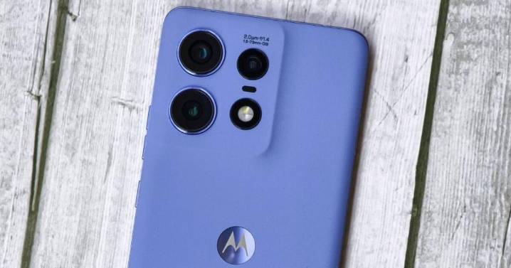 Motorola no para de vender este celular: pantalla POLED de 144Hz, 4 cámaras, procesador Snapdragon y carga en 15 minutos
