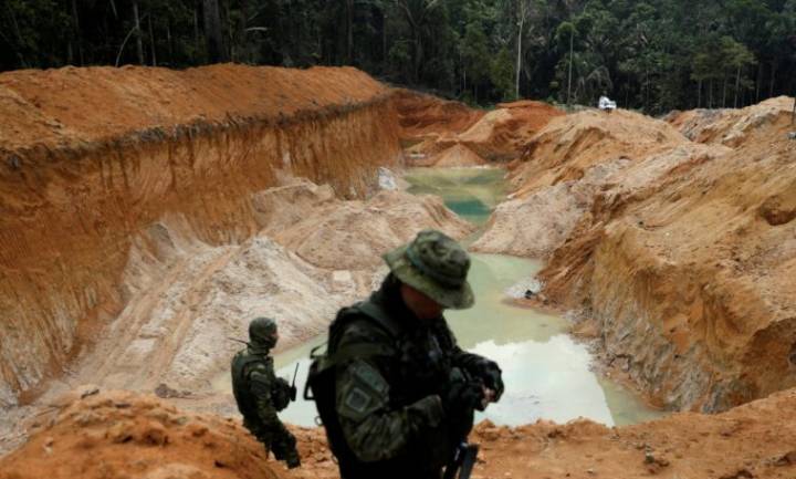Detienen a 30 mineros venezolanos y peruano ilegales en Ecuador