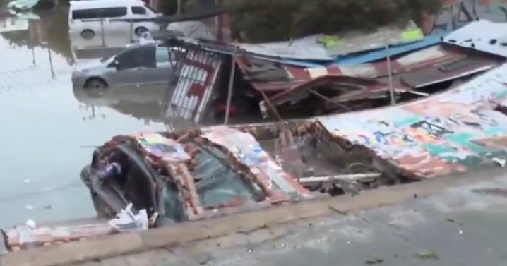 Destrozos en Neza y Los Reyes tras lluvias: casas inundadas, hospital colapsado y vehículos aplastados