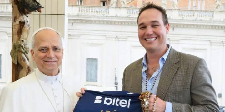 El papa León XIV recibió la camiseta de Alianza Lima de manos de George Forsyth, en el Vaticano, como obsequio de cumpleaños