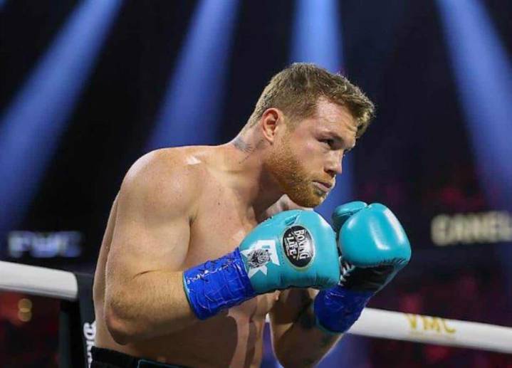 Operan al Canelo Álvarez del codo