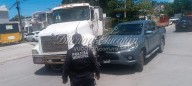 Choque entre tráiler y camioneta causa caos vehicular en Progreso