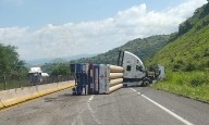 Vuelca tráiler cargado de hidrógeno altura del Ceboruco
