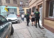 Detenido un vecino de Grado por romper las ventanillas de los coches con unas tijeras para robar