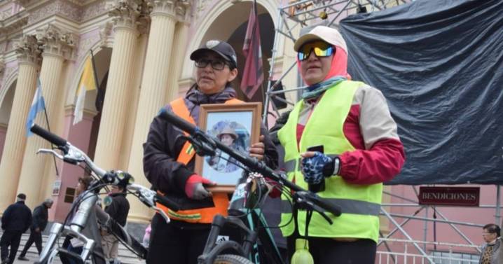 En pequeños grupos, peregrinos comienzan a llegar a la Catedral en el segundo día de la novena
