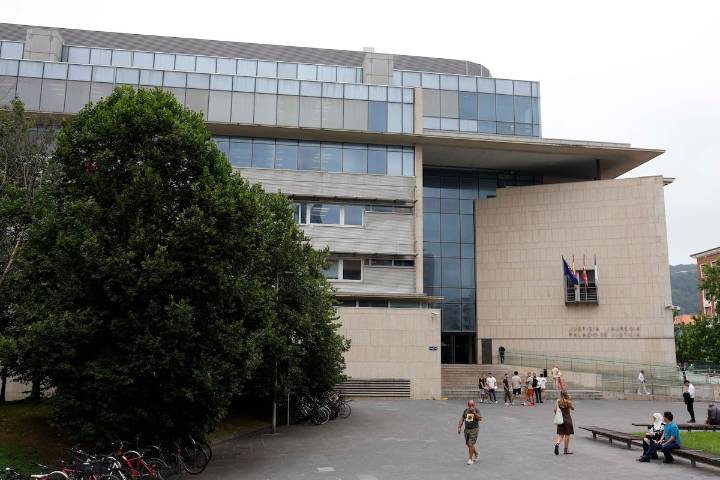 Los trapicheos en el reparto de demandas en los juzgados de San Sebastián acaban con la carrera de un funcionario de justicia