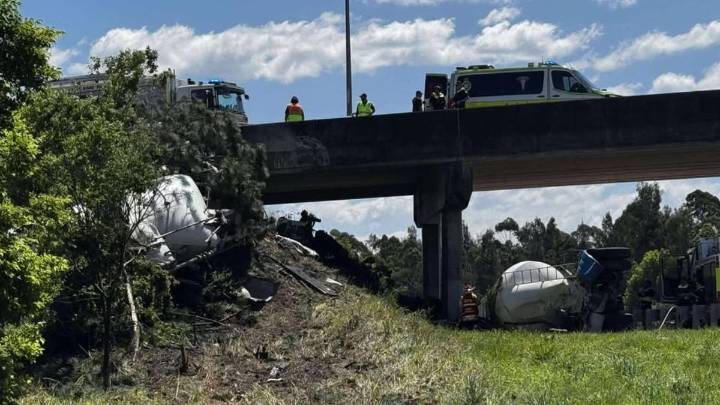 Driver alive after truck plunges off bridge onto highway at Yandina, Sunshine Coast