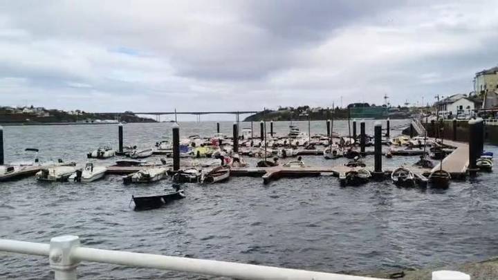 El fuerte viento causa estragos en el puerto de Castropol: una lancha a pique y varias dañadas