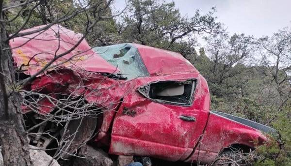 Muere tras caer en su pick up a un barranco