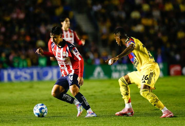 Chivas derrota al América en el Clásico nacional