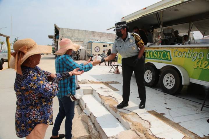 Por proximidad social, GN reparte 150 kilos de tortillas, en Coatza