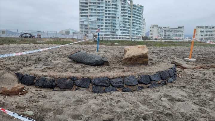 Hallazgo histórico en La Serena: misteriosa estructura de piedra emerge tras marejadas