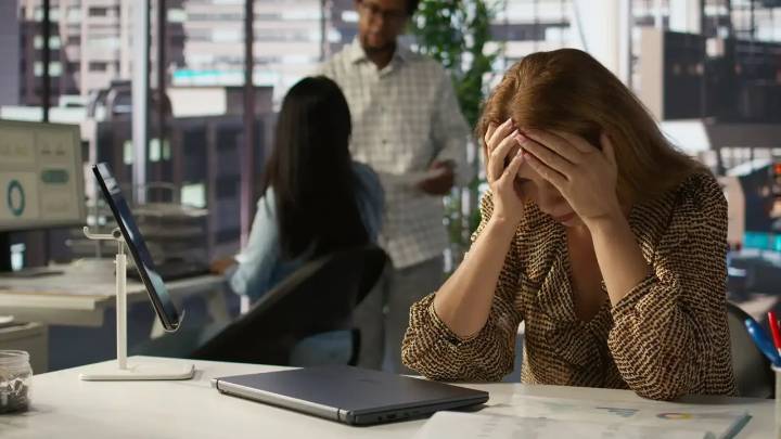 Reconocido banco despidió a más de mil empleados por controversial razón
