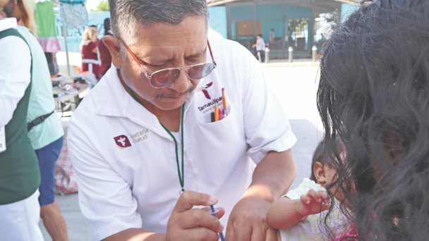 Vacunan para impedir brotes de sarampión