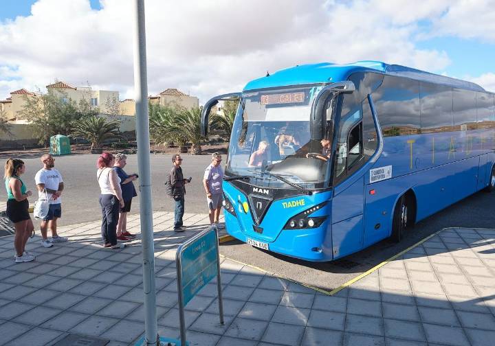 Las fiestas insulares volverán a contar con un servicio especial de guaguas