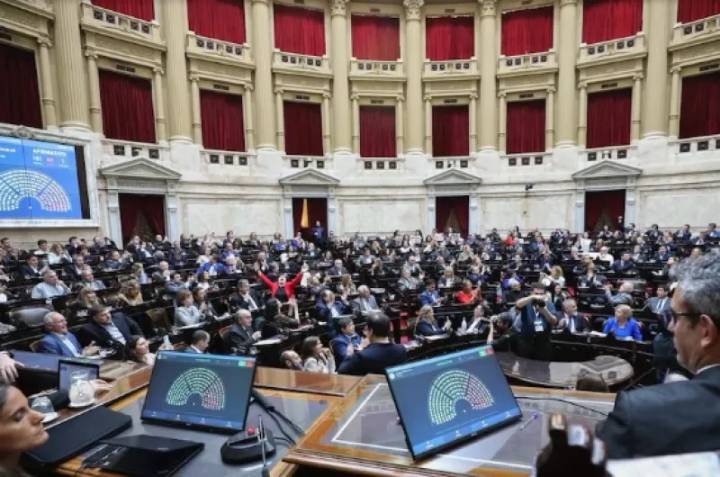 La oposición presiona para aprobar cambios en ley DNU
