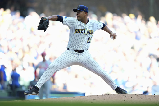 El lanzador de los Cerveceros José Quintana se somete a una resonancia tras lesión