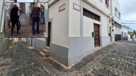 Un antiguo adoquinado de piedra atrapa a las personas mayores en Telde