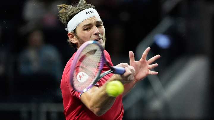 El punto imposible de Fritz en Tokio: la pelota está pegada a la red, pero logra pasarla al otro lado