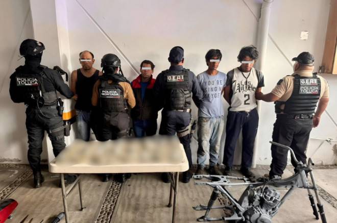 Capturan a cuatro hombres por desvalijar motocicleta en Toluca