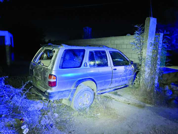 Mujeres estrellan camioneta en Monclova tras pedir cigarros