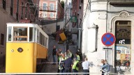 El cardenal Parolin reza en la zona donde descarriló el funicular de Lisboa que dejó 17 muertos