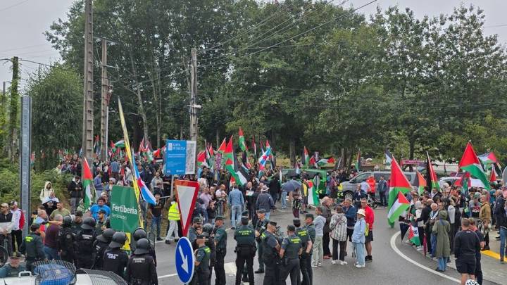 Concentraciones contra el equipo de Israel por el genocidio en Gaza durante el paso de La Vuelta por Pontevedra