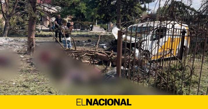 Al menos 21 muertos en un "salvaje" ataque ruso contra un pueblo de Donetsk
