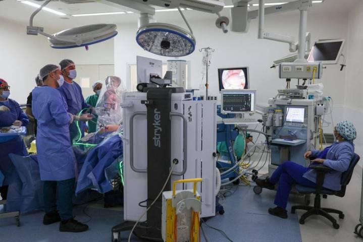 AI-guided cameras make solo surgery possible in step towards surgical automation