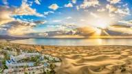 El rincón de España que luce como un cuento de Disney: dunas, faros y un oasis auténtico