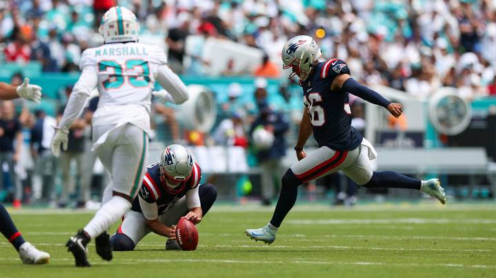 Patriots coach Mike Vrabel has ‘full confidence’ in Andy Borregales despite 2 missed PATs