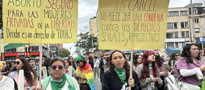 Mujeres marcharon en Bogotá por el acceso "pleno y legal" al aborto