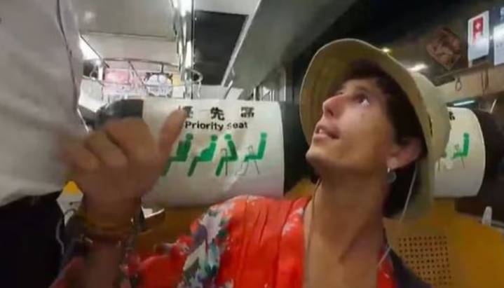Indignación en Japón: streamer español empuja a un anciano en pleno en vivo