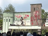 Normalistas vandalizan y tiran puerta de Campo Militar 1