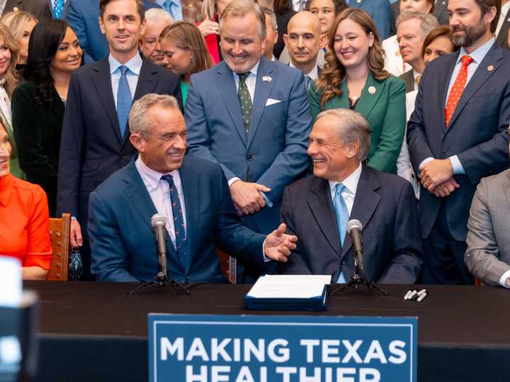 Greg Abbott firmó un paquete de leyes que cambiarán las reglas en la salud de todo Texas