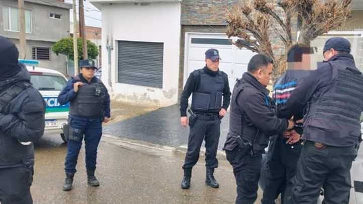 Una pareja revoltosa es detenida en el barrio José Fuchs