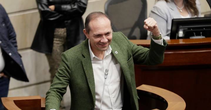 Ministro de Trabajo Antonio Sanguino entrega su renuncia a Petro