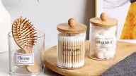 Con cartón y esos vasos de vidrio sueltos sin juego, hacé estos increíbles contenedores chic para tu baño