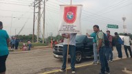 Trabajadores de empresas contratistas exigen pago a Pemex en Salina Cruz
