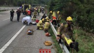 Dos heridos graves al caer por un terraplén un autocar de turistas franceses en la C