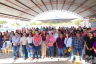 Acerca Alcalde Carlos Peña Ortiz programas y apoyos al ejido Pancho Villa con Brigada DIF